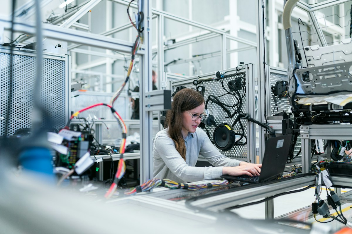 Technik Zoubek Meters při instalaci měření
